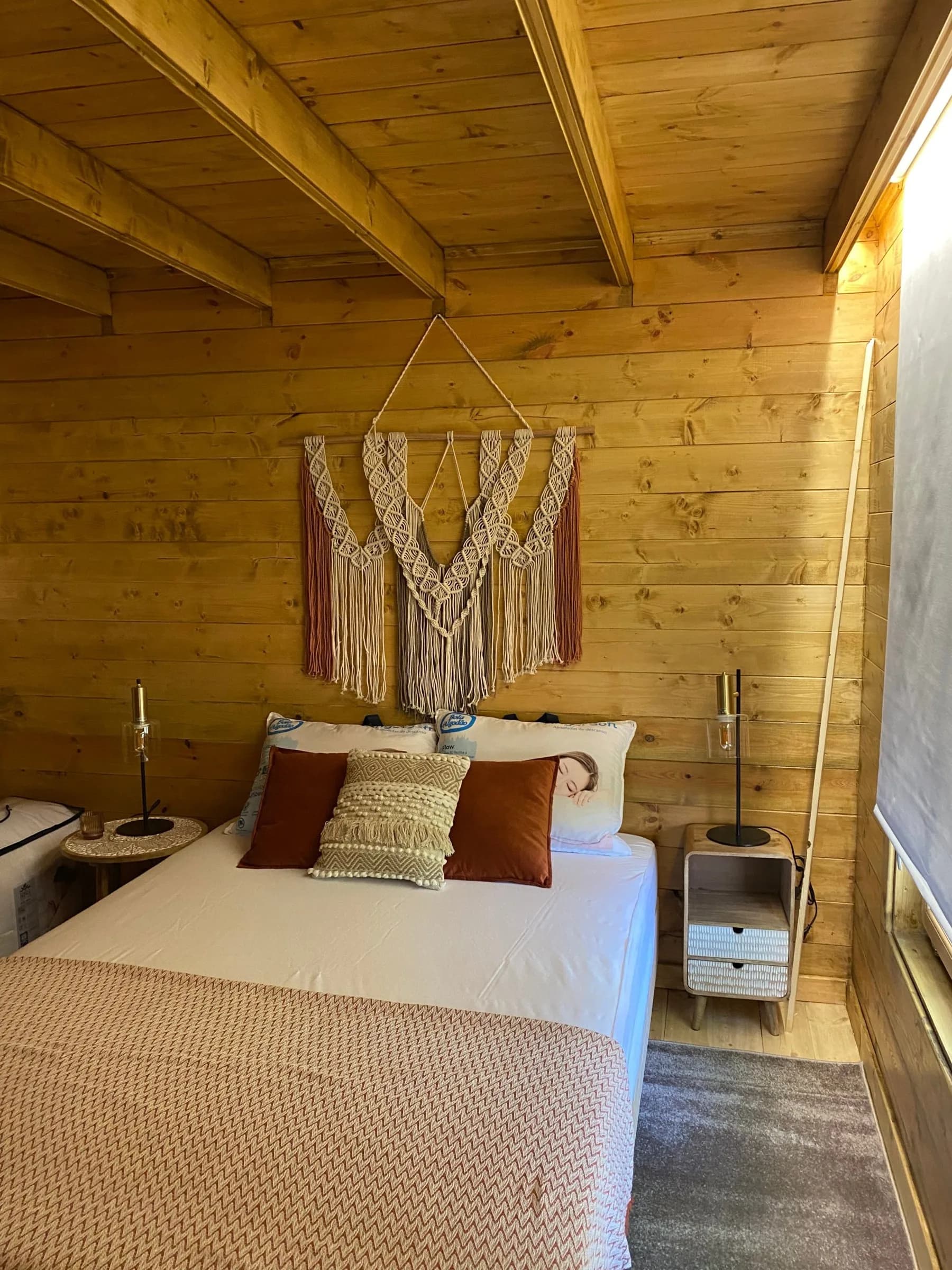 Quarto da Cabana das Aveleiras, com cama de casal e paredes de madeira